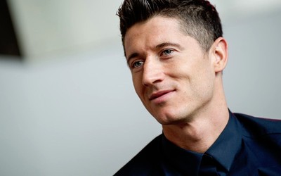 壹体育评论-楚阿梅尼进球后指队徽